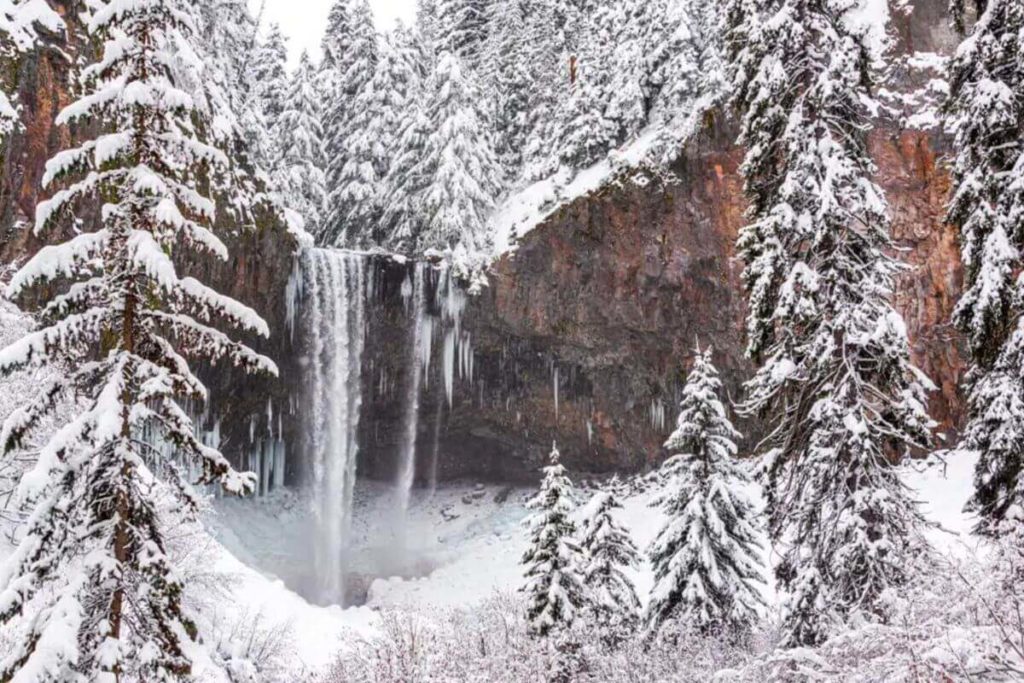 columbia river gorge in winter